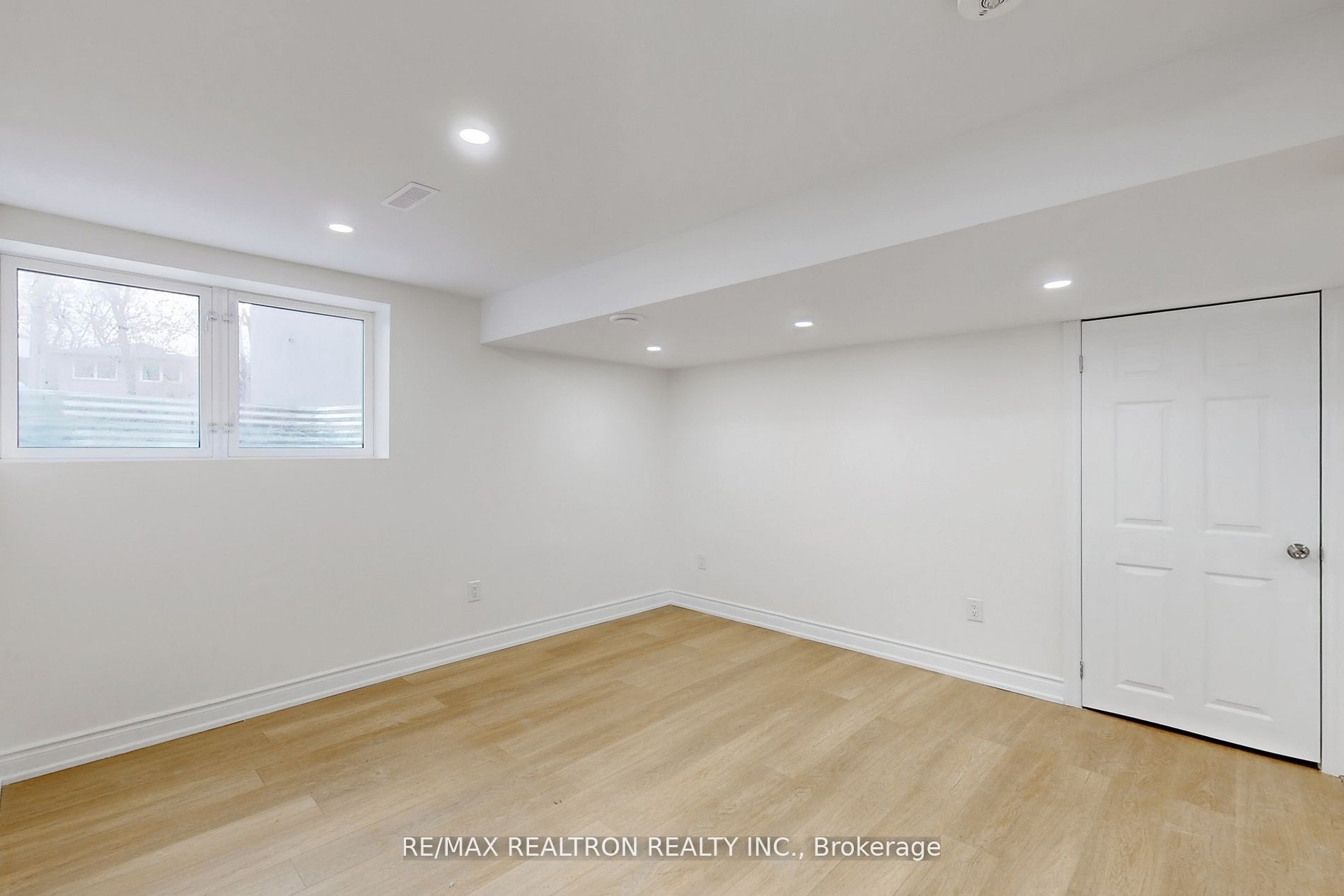6 Deering Crescent, North York 4