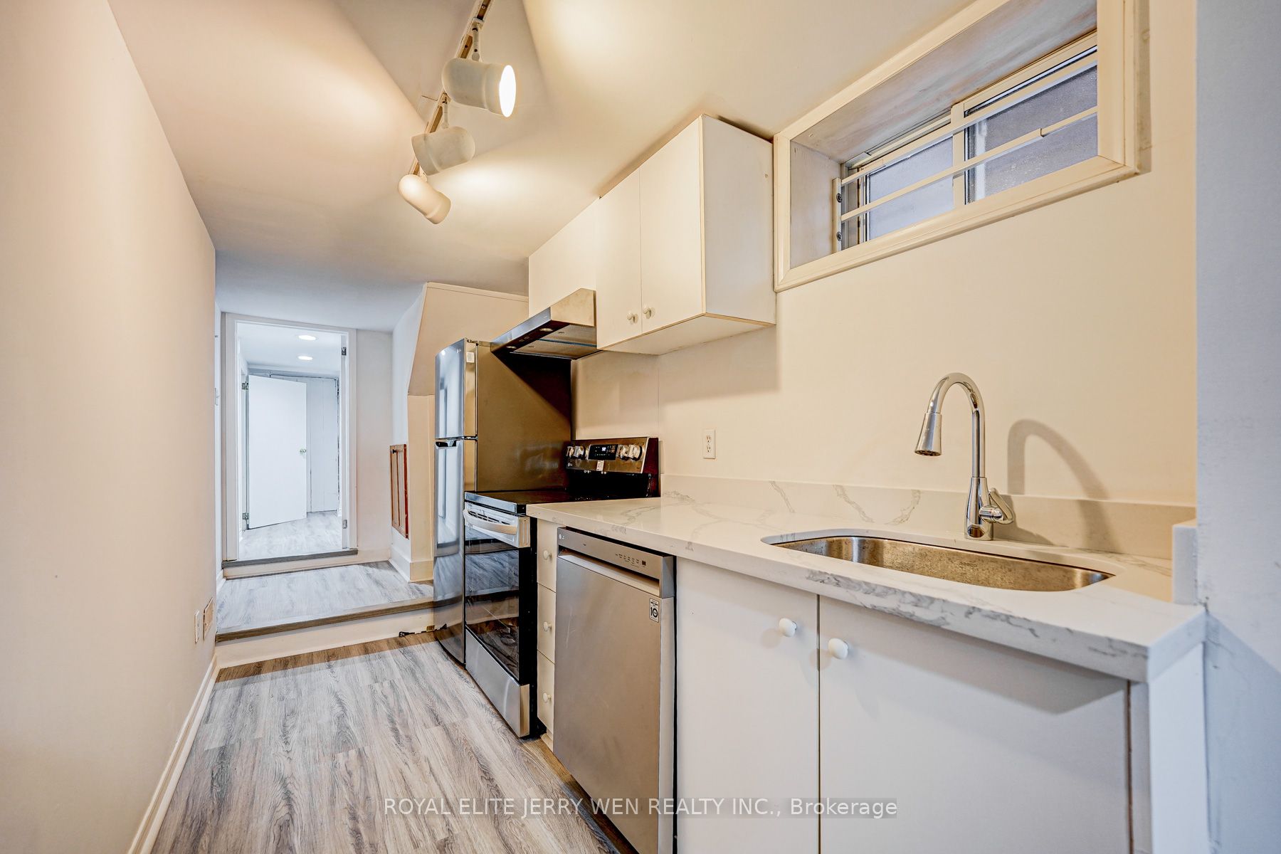Unit basemt - 171 Lawrence Avenue W, Toronto 5