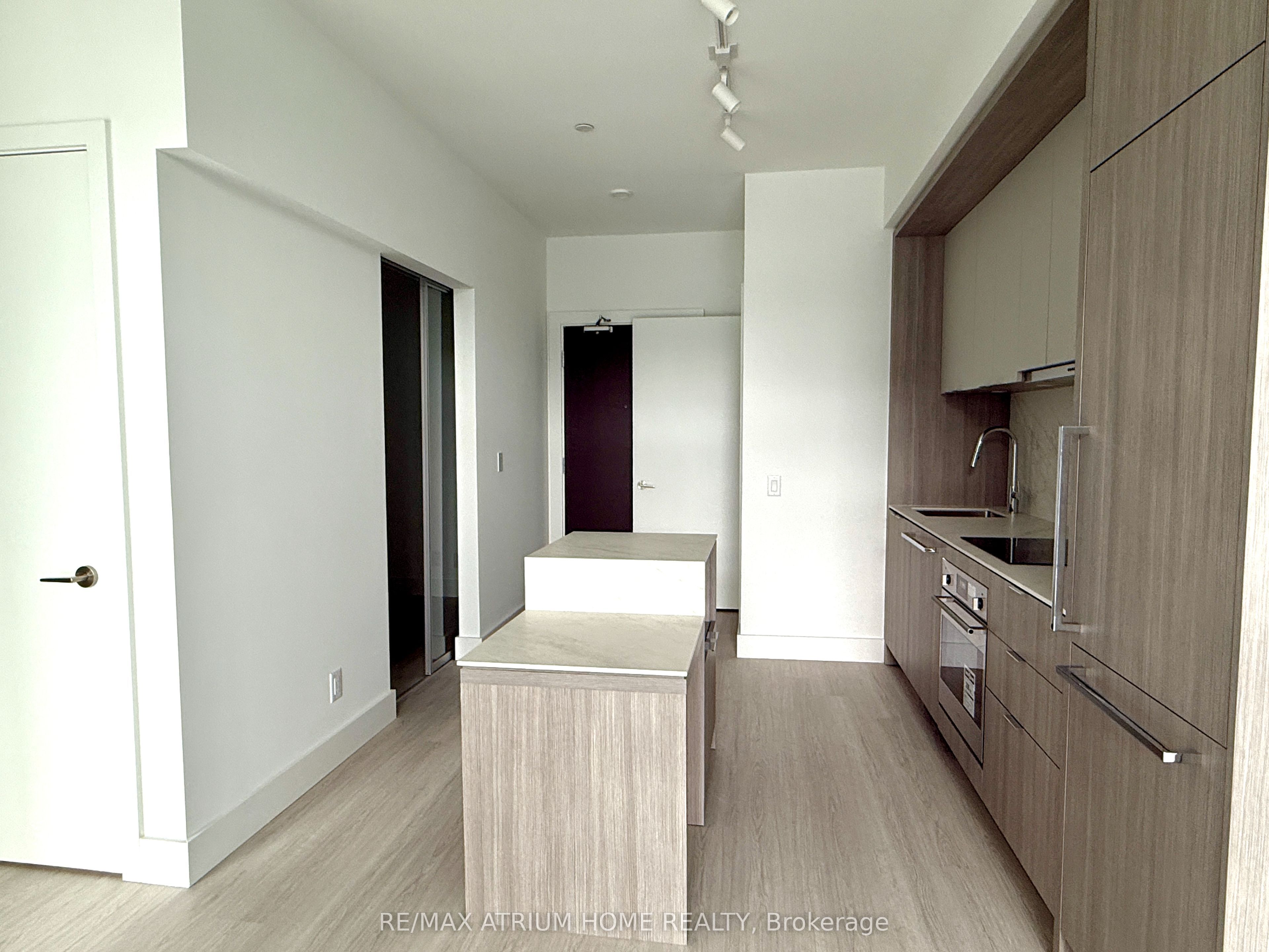 Unit 704 - 6 Greenbriar Road, North York 4