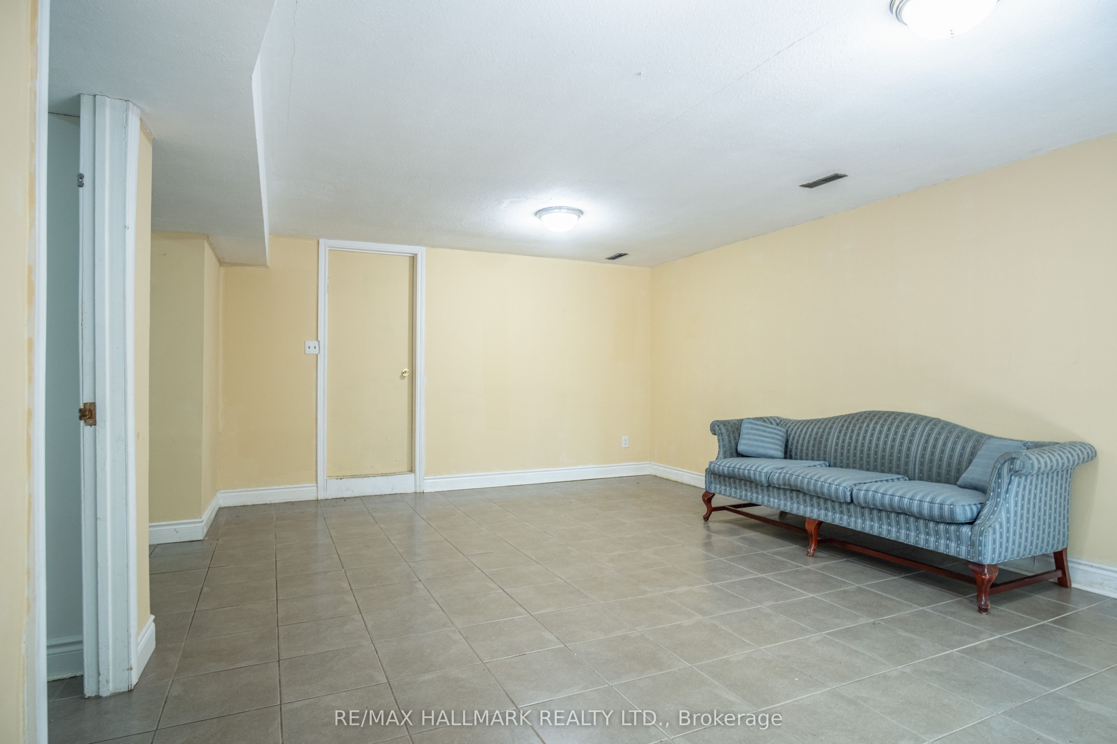 Unit Basement - 399 Lawrence Avenue W, Toronto 5