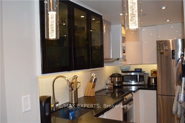 Unit 605 - 717 Bay Street, Toronto 2