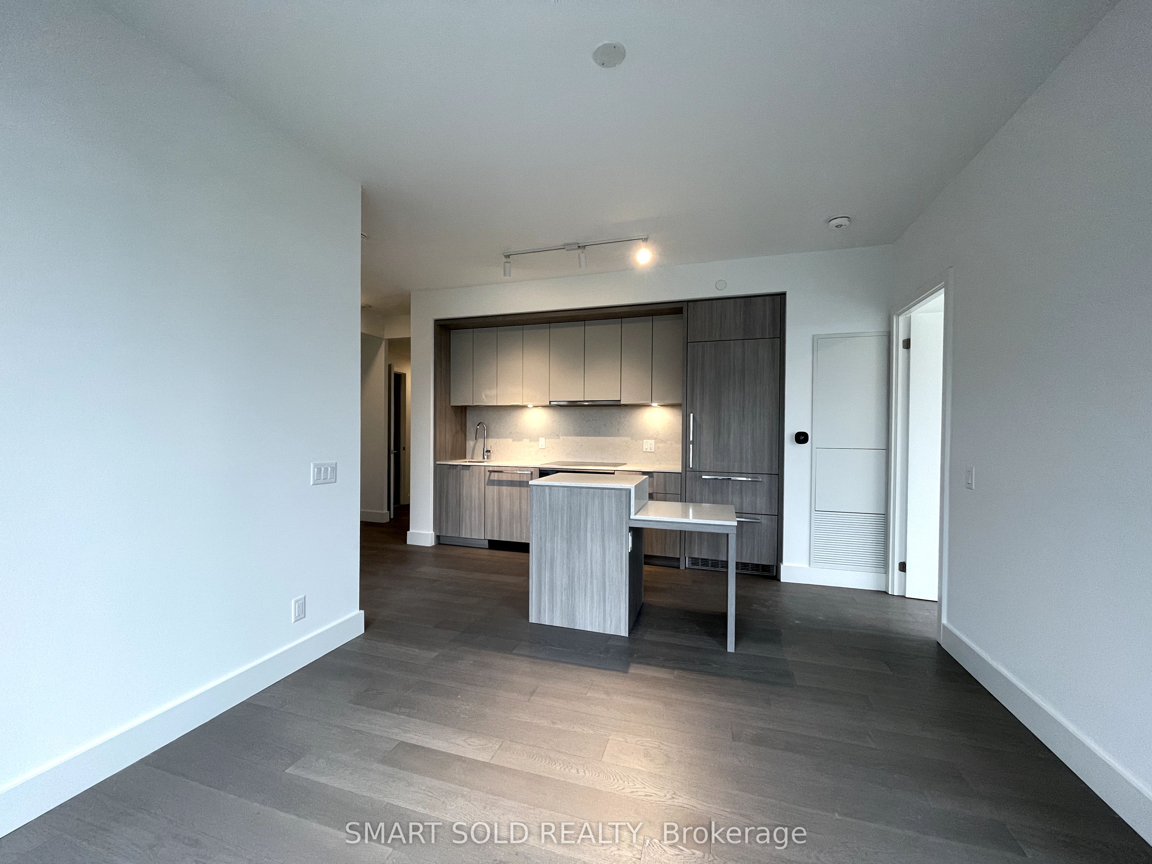 Unit 610 - 6 Greenbriar Road E, North York 5
