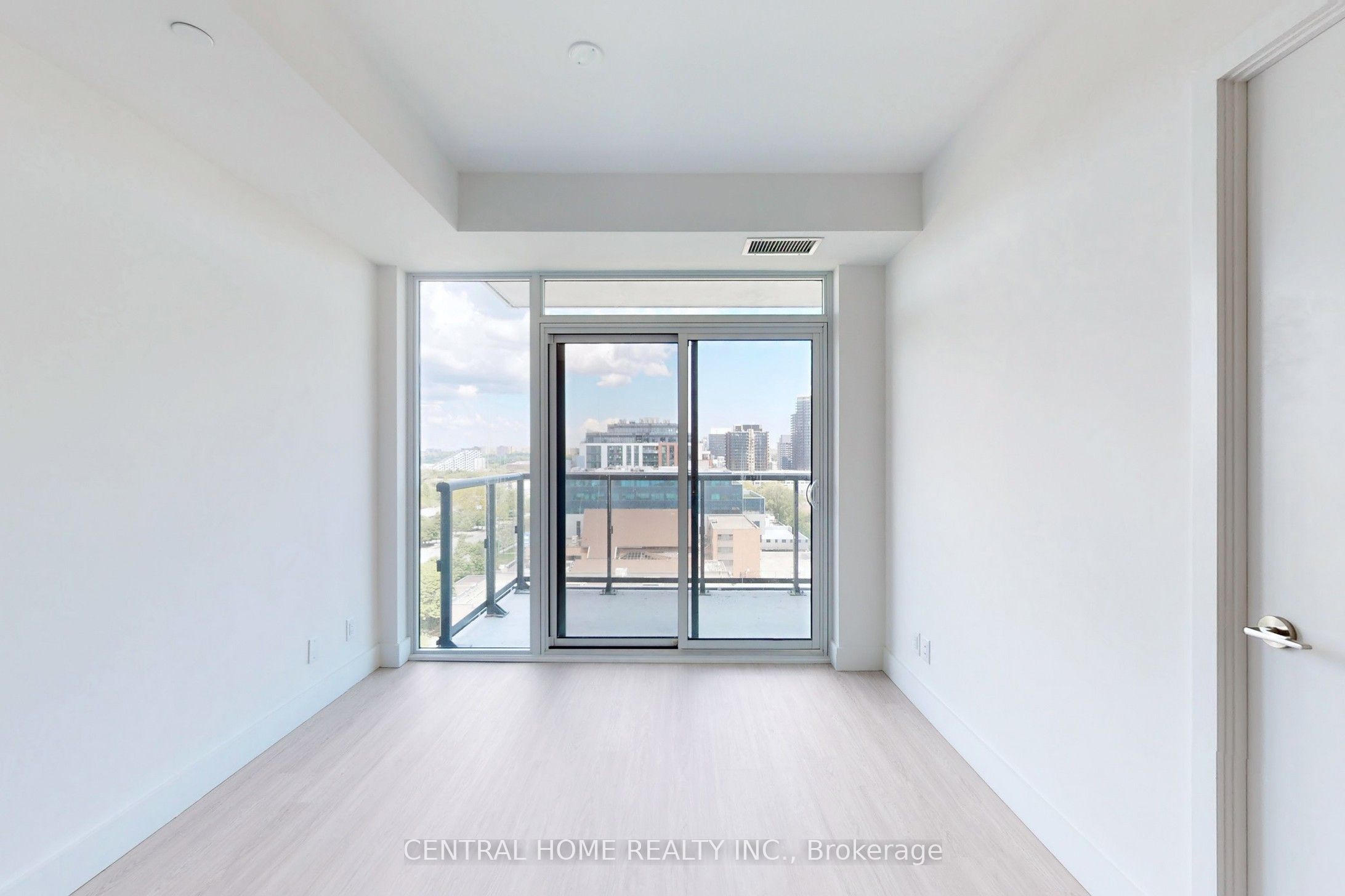 Unit 917 - 6 Greenbriar Road, North York 3