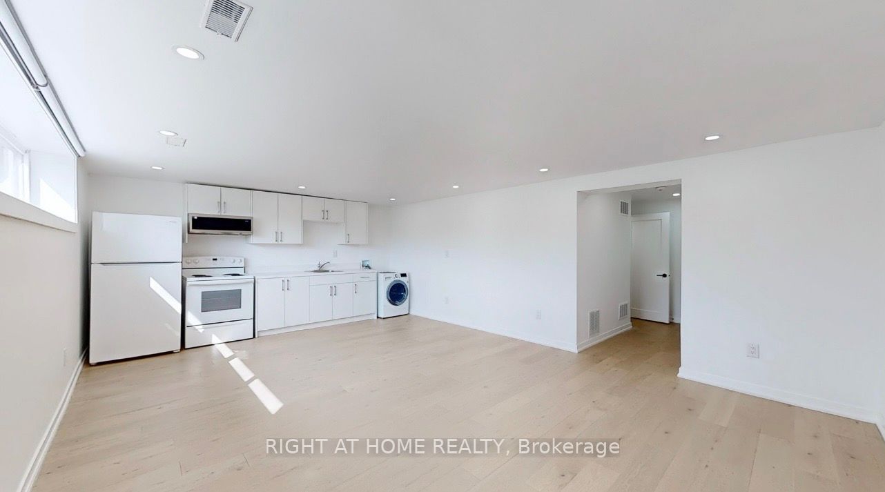 Unit Basement/Studio - 118 Clifton Avenue, North York 3