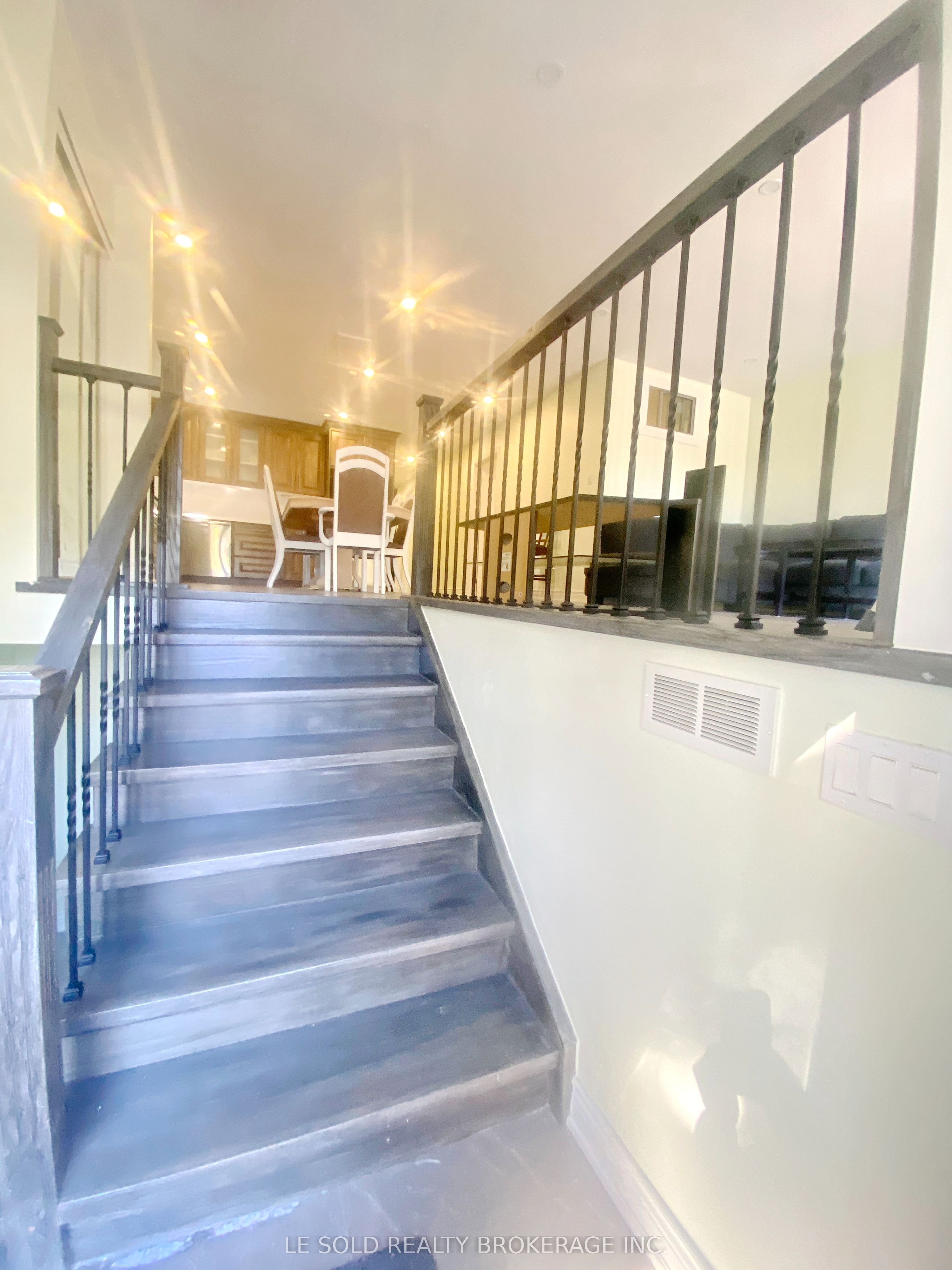 Unit Upper - 2 Chipwood Crescent, North York 3