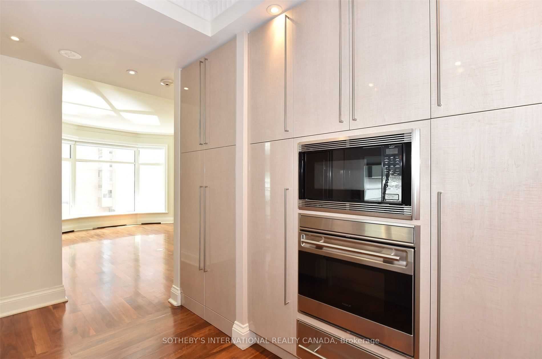 Unit 6D - 1 St. Thomas Street, Toronto 5