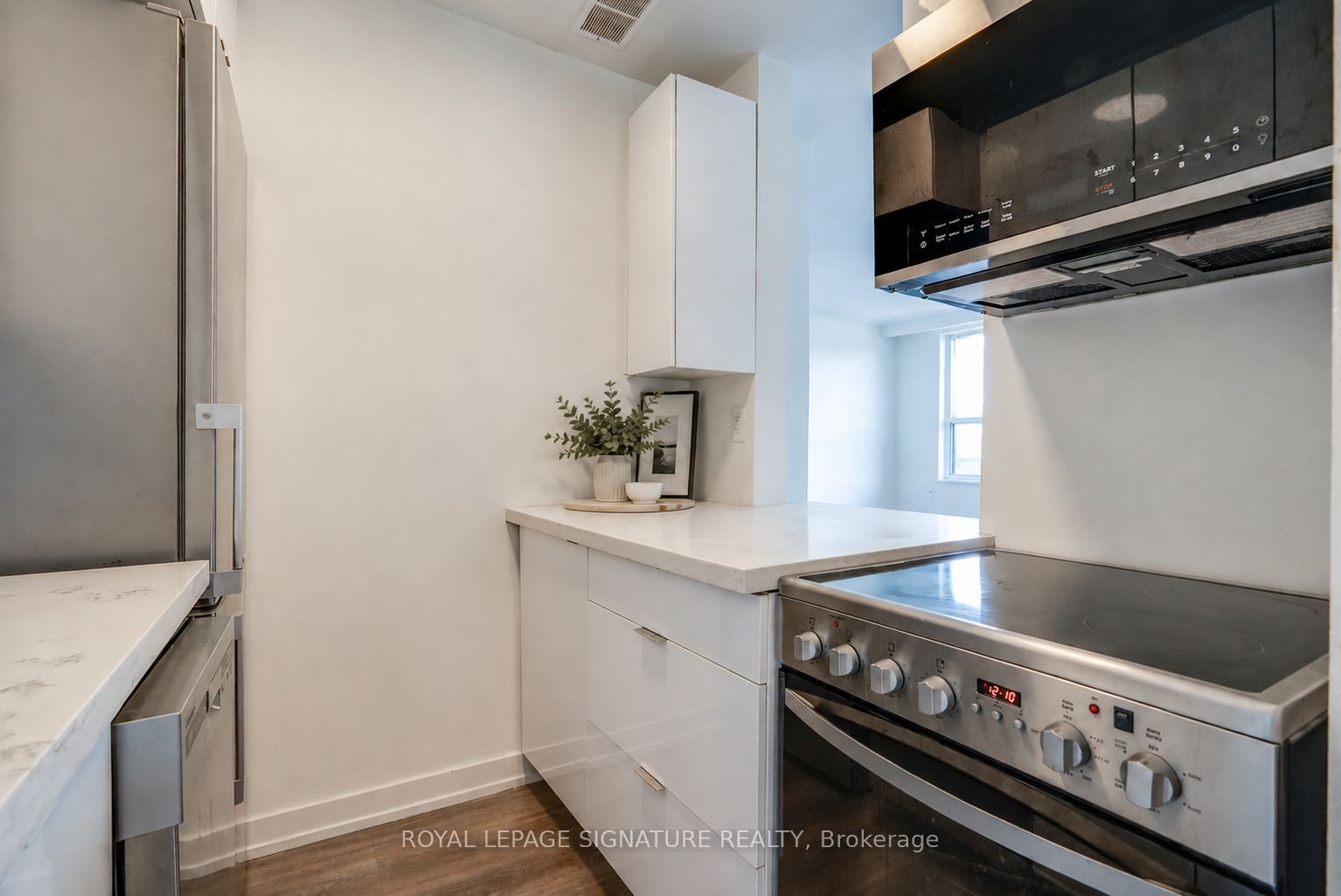 Unit 203 - 15 Gamble Avenue, Toronto 2