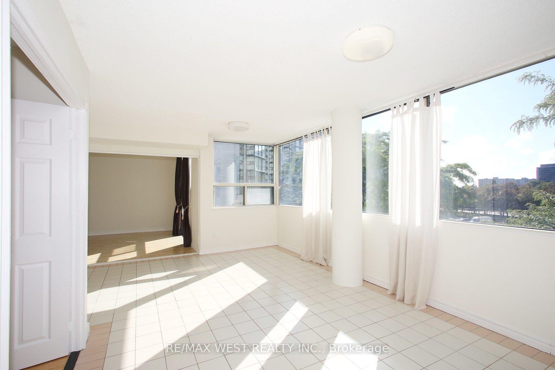 Unit 305 - 40 Harding Boulevard W, Richmond Hill 4