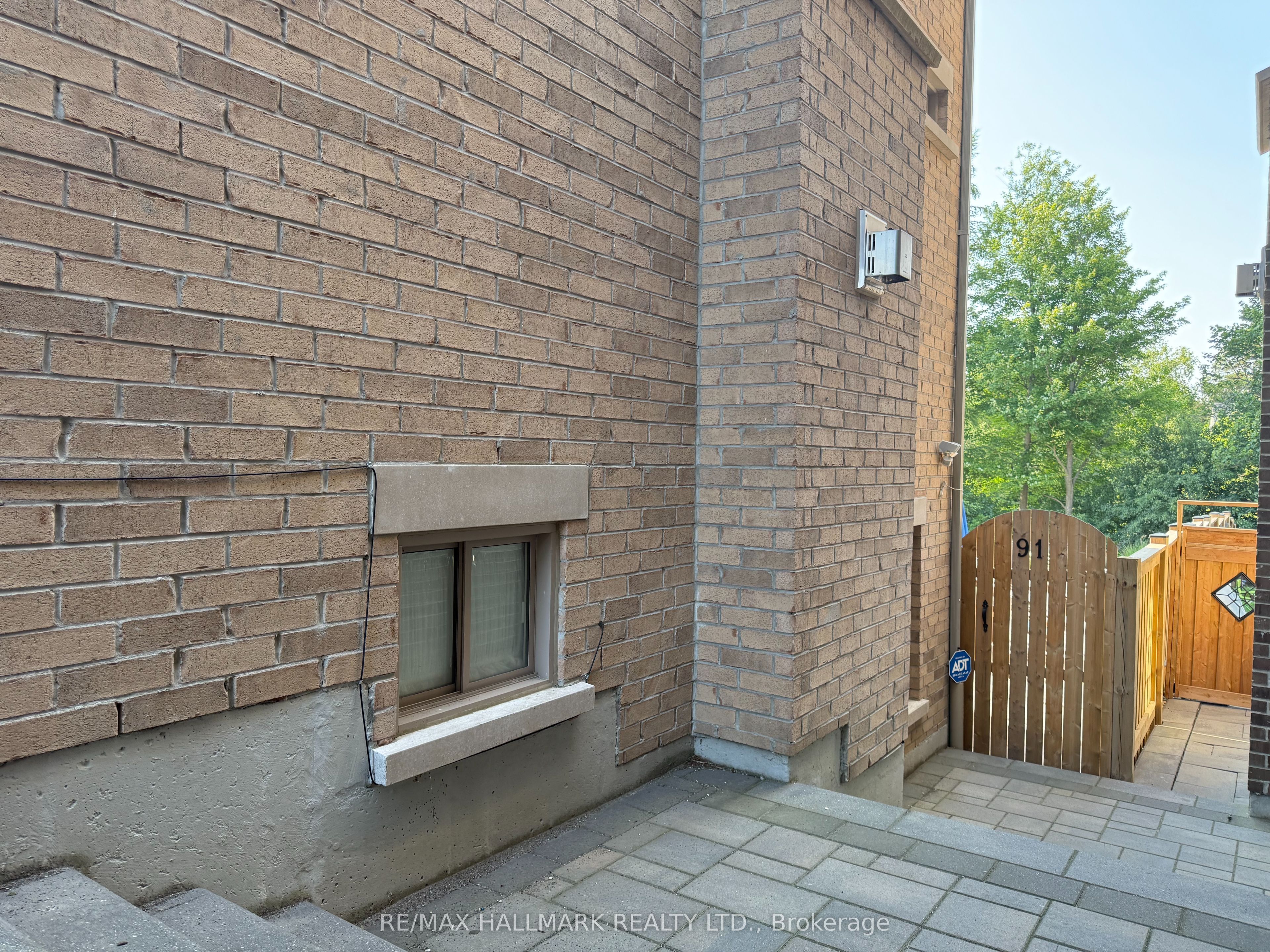 Unit Lower Level - 91 Glensteeple Trail, Aurora 3