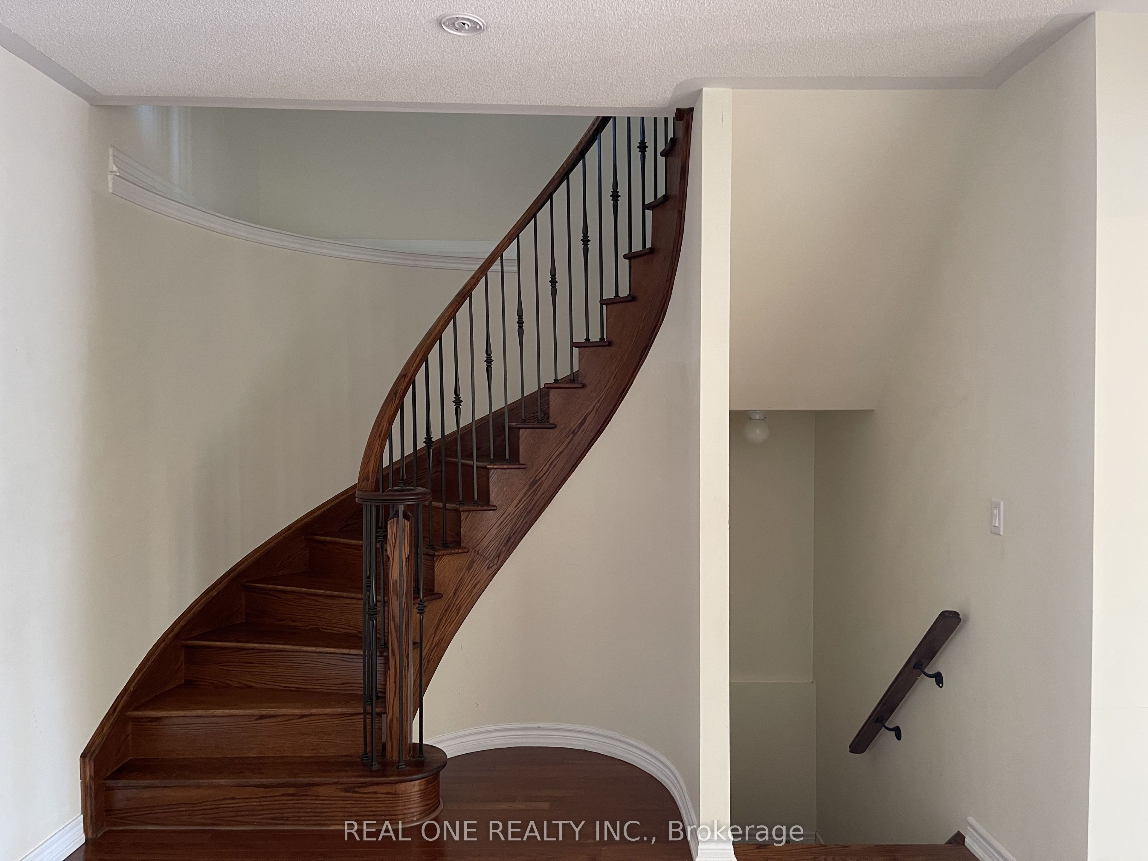 25 Paper Mills Crescent, Richmond Hill 4