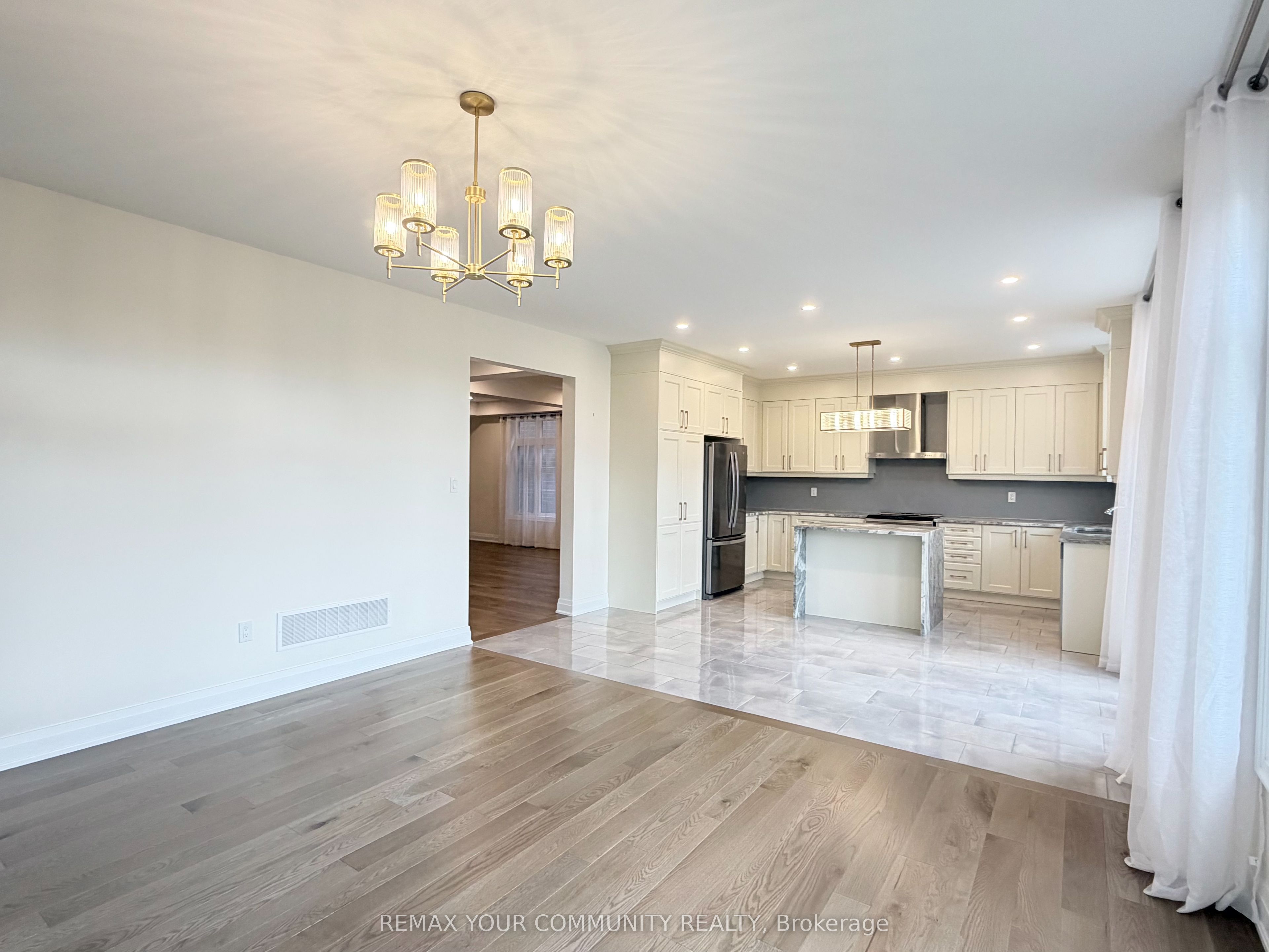 22 Upbound Court, East Gwillimbury 2