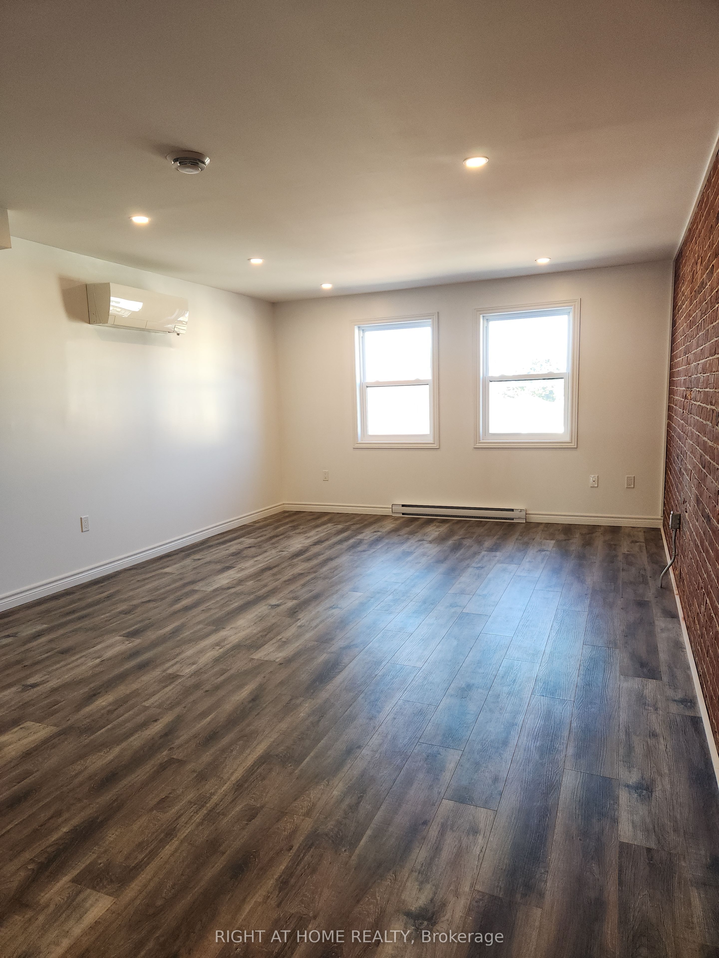 Unit 203 - 9 Queen Street W, Springwater 3