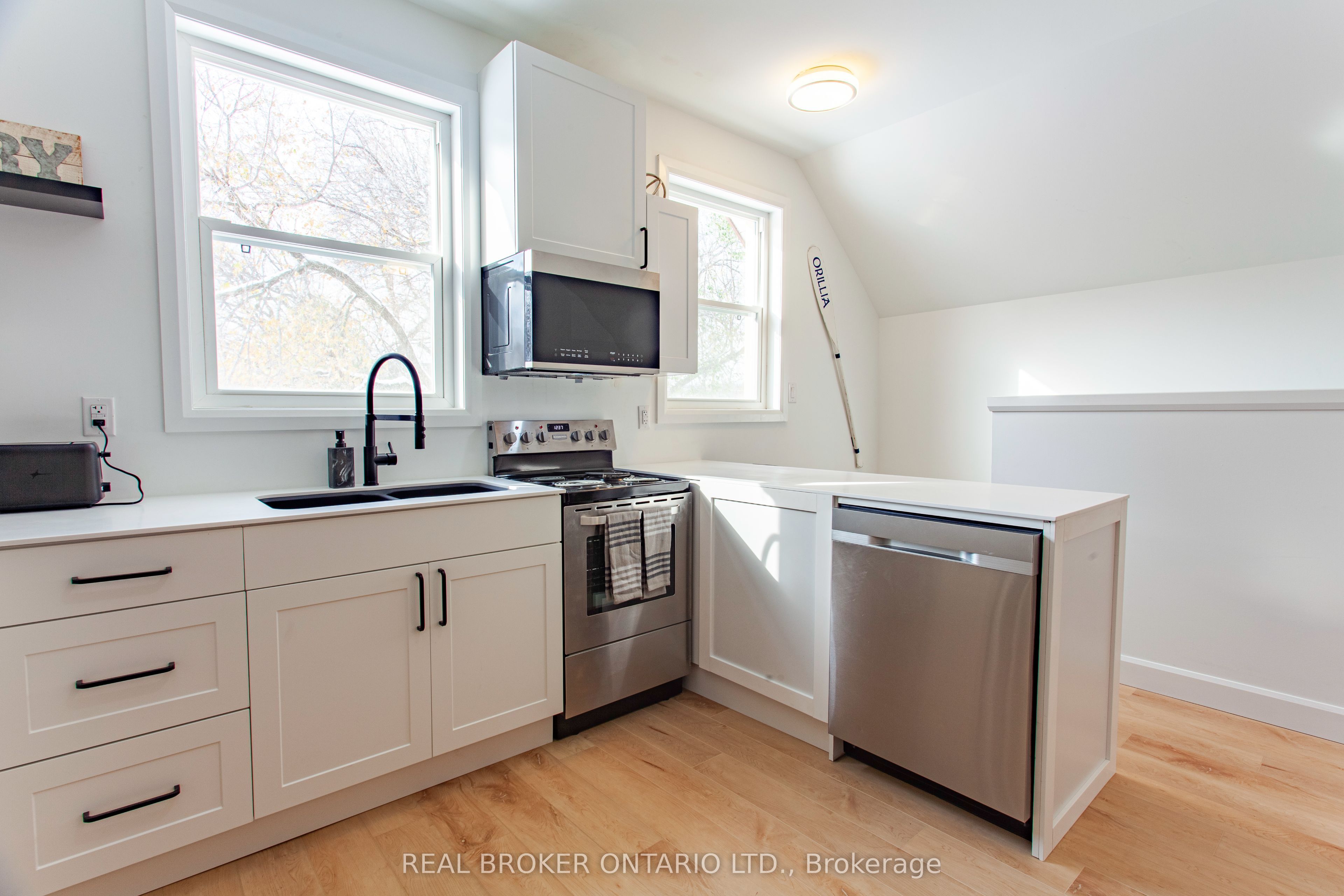 Unit Upper - 97 ALBERT Street S, Orillia 2