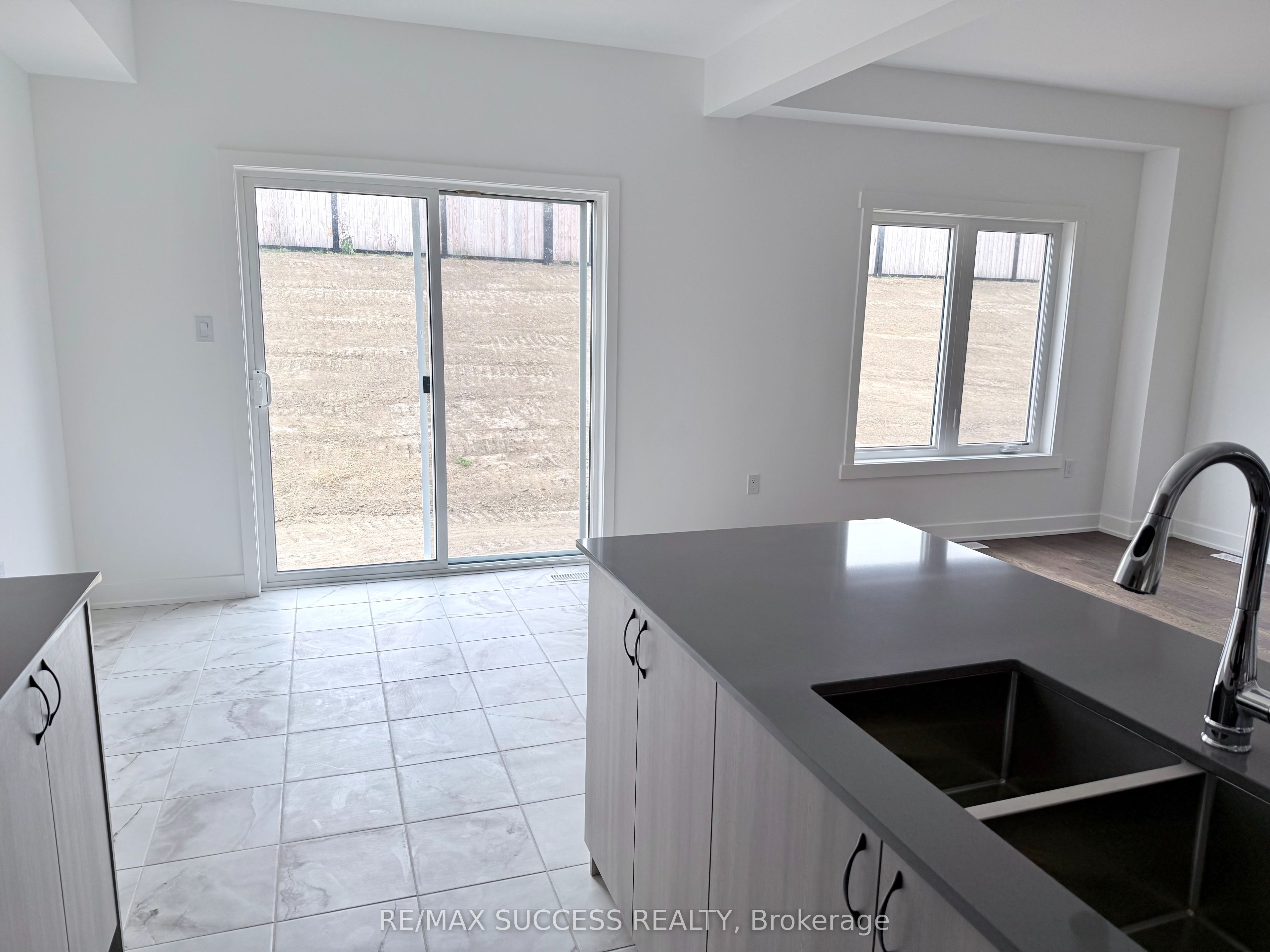 95 FLAN Boulevard, Barrie 5