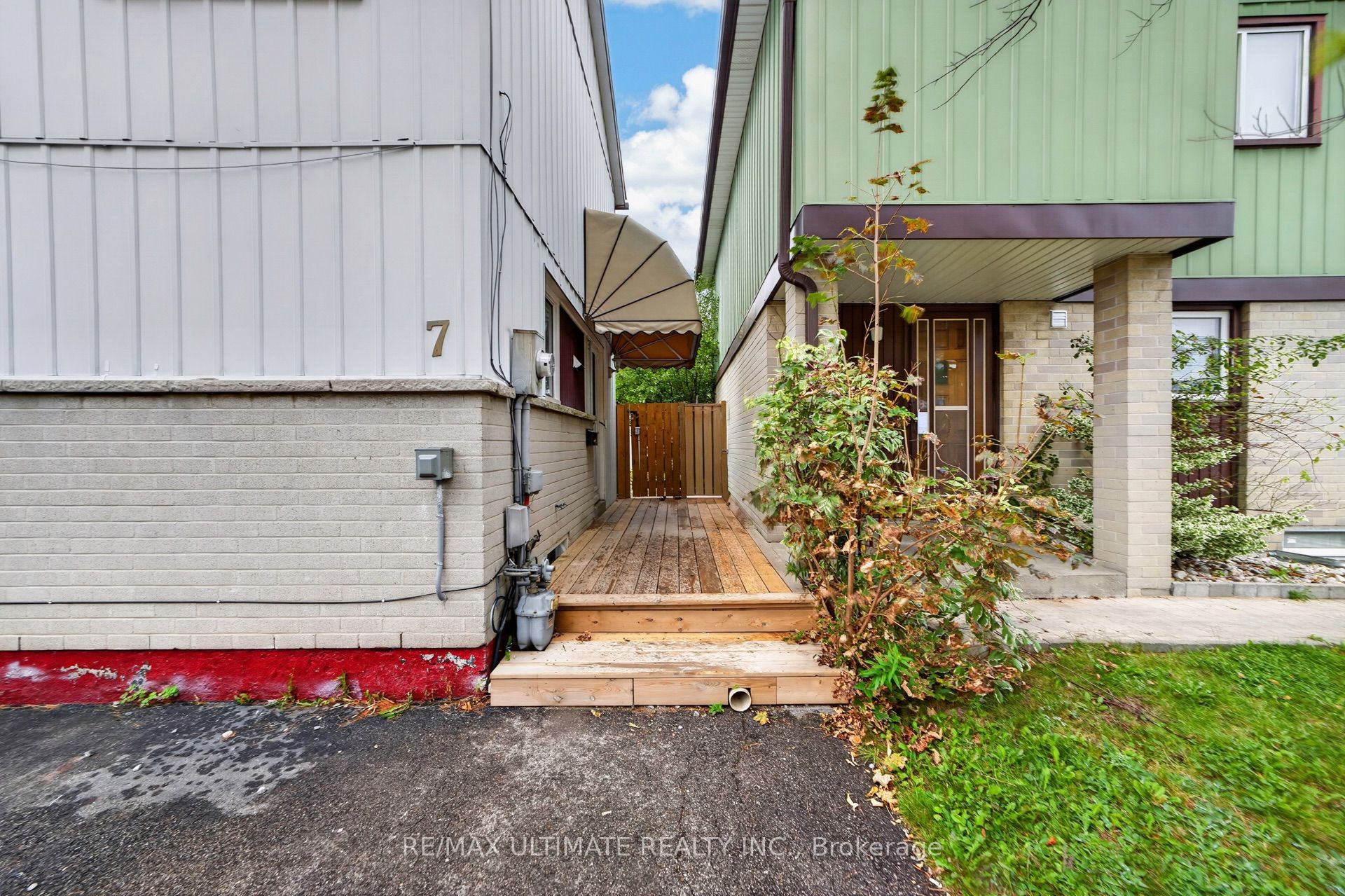 7 Grand River Court, Brampton 3