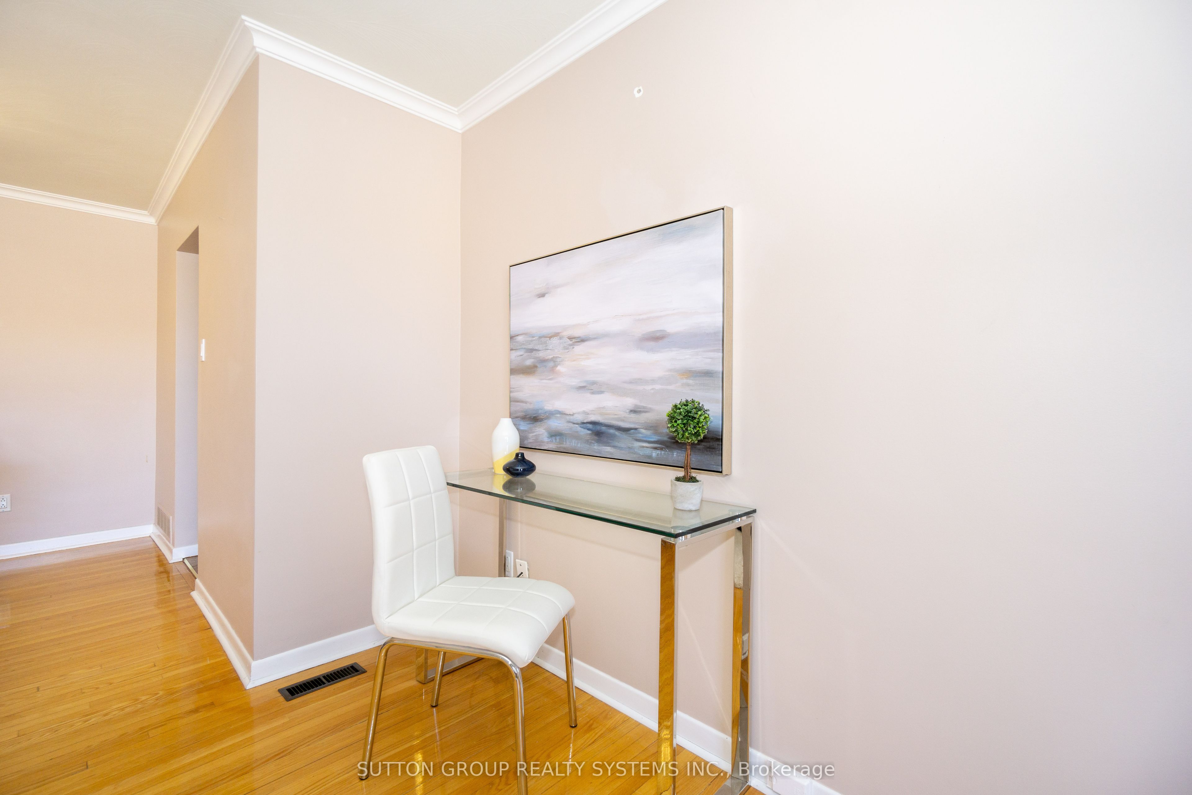 Unit Upper - 233 Hullmar Drive, North York 5