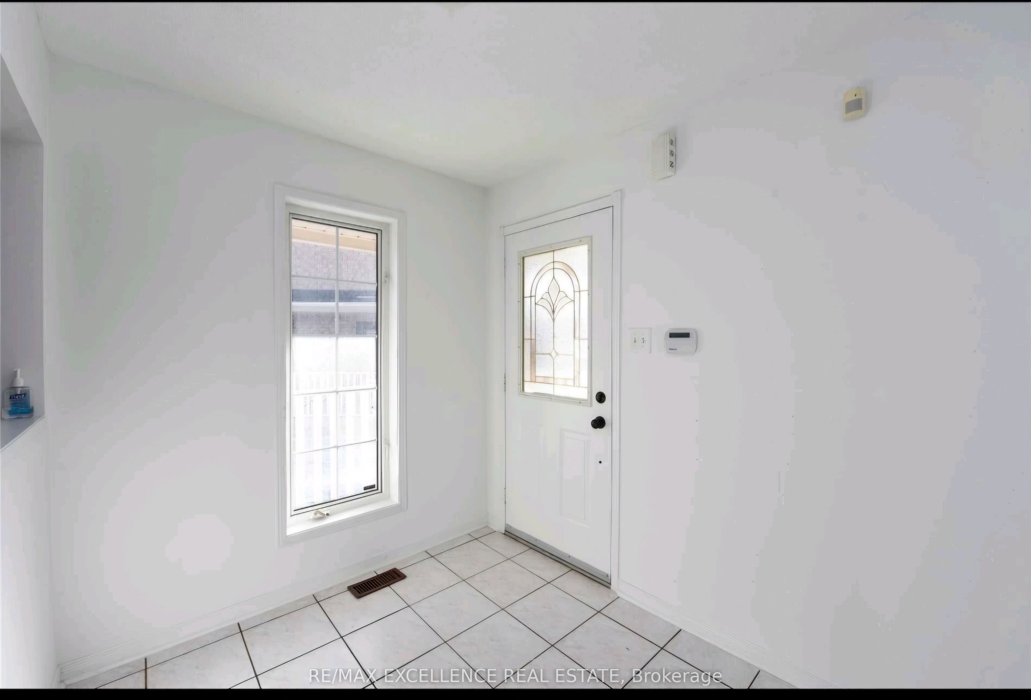 Unit Upper - 24 Hayloft Court, Brampton 2