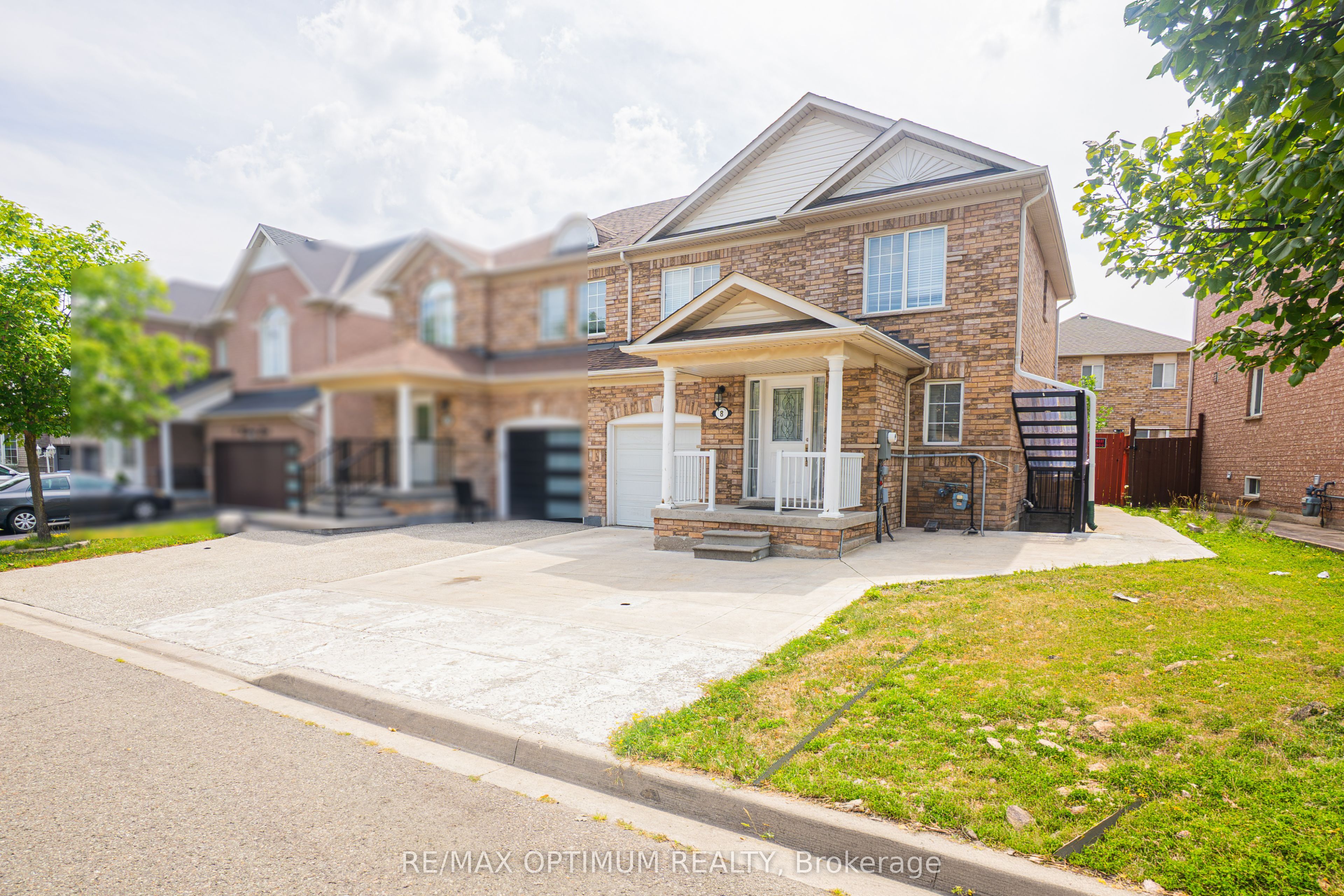 8 Topiary Lane, Brampton 3