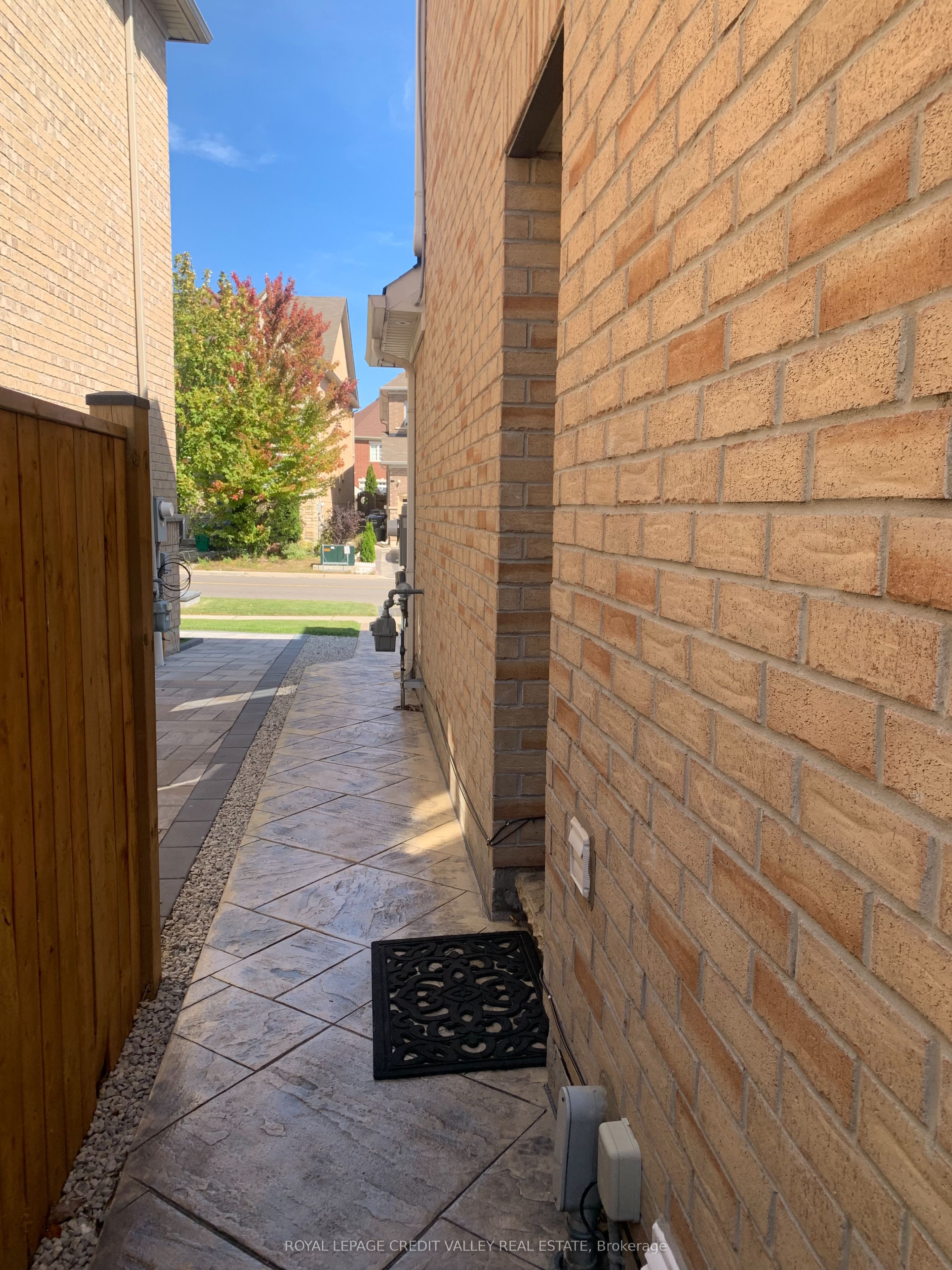 4 Bonnie Braes Drive, Brampton 3