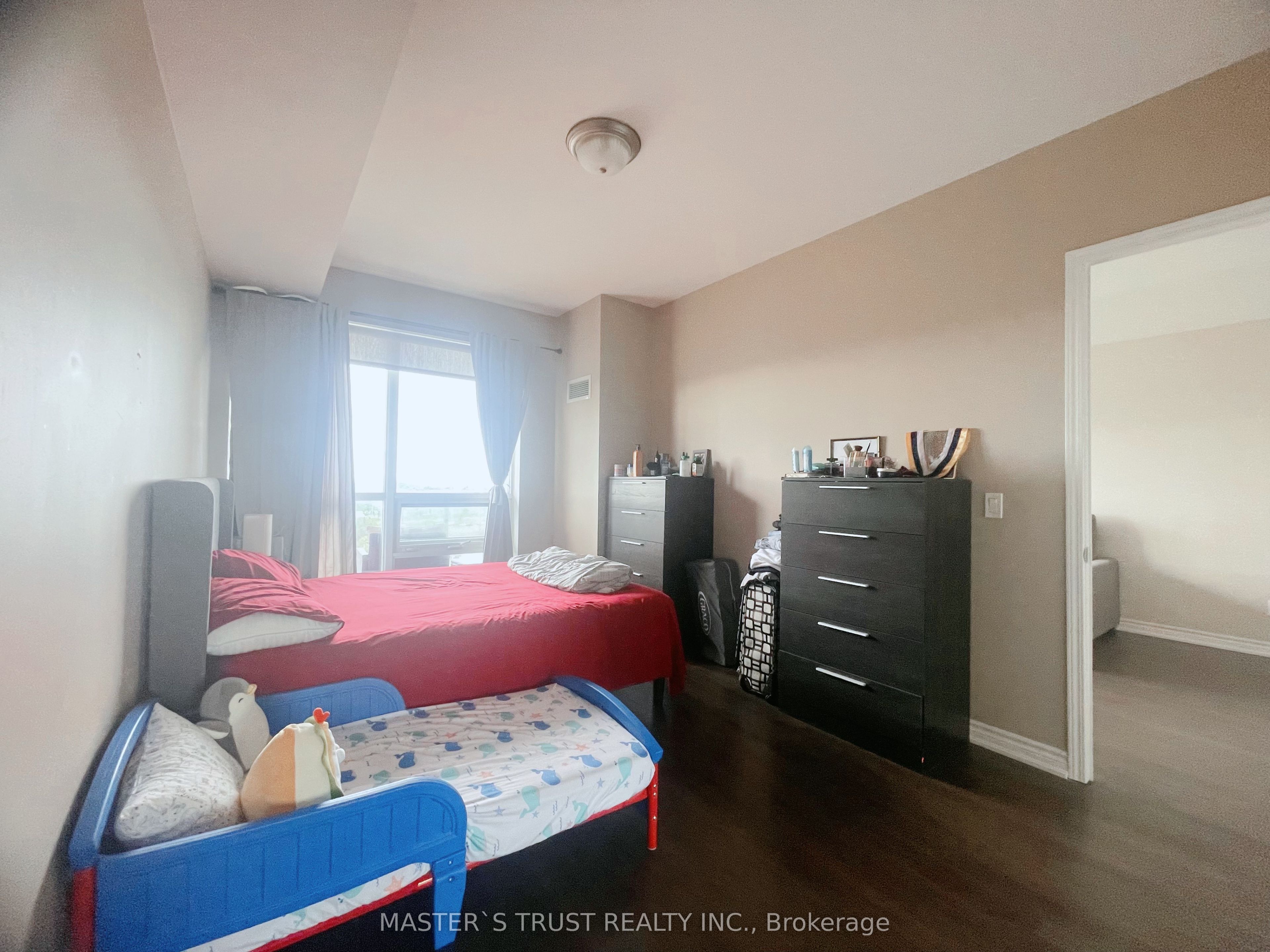 Unit 931 - 15 James Finlay Way, North York 5