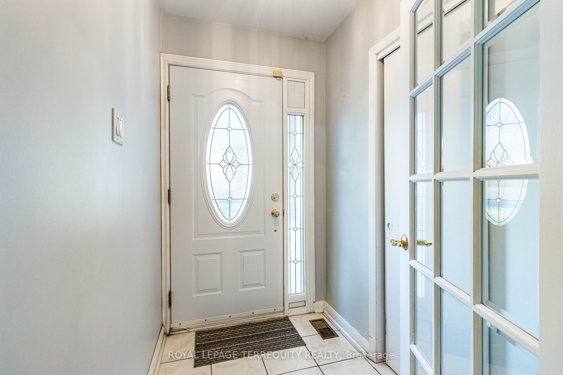 390 Renforth Dr, Etobicoke, Ontario M9C2M2 For Sale HouseSigma