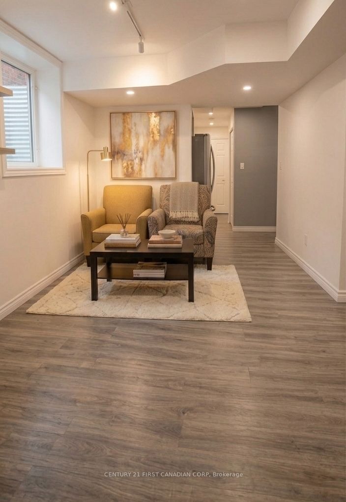 Unit Lower Unit - 1875 Reilly Walk, London 5