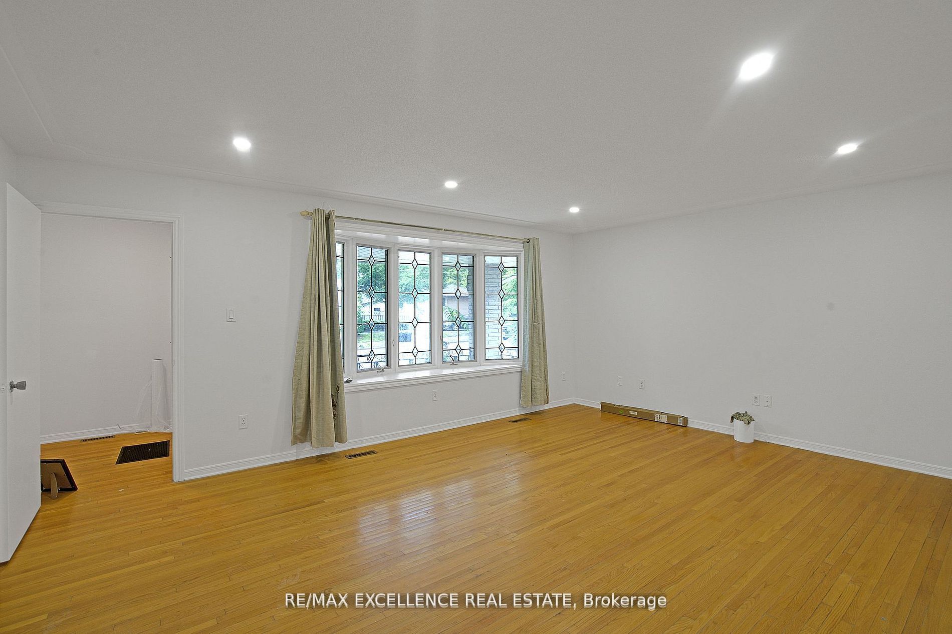 Unit Upper - 1595 Borden Street, London 5