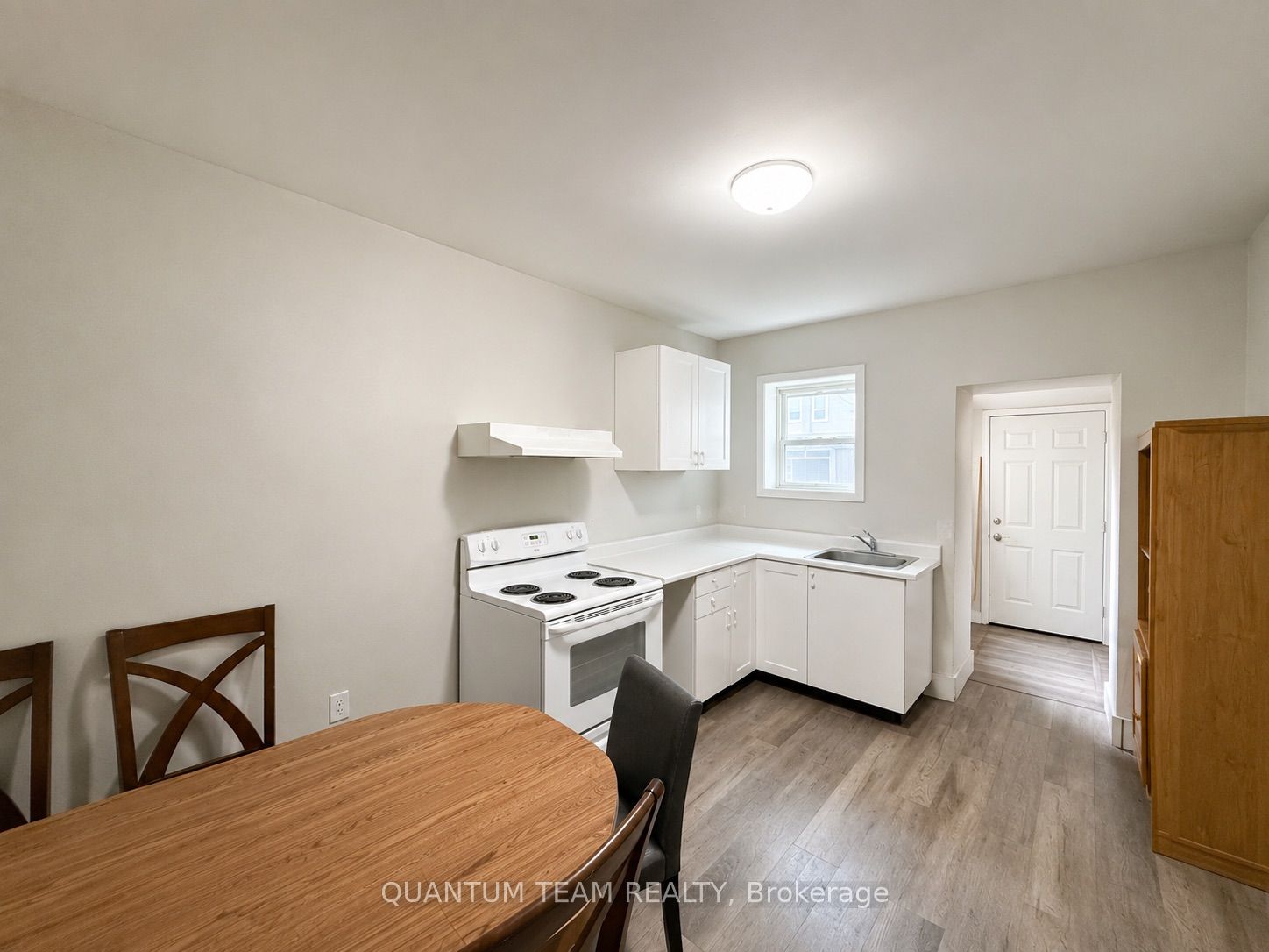 209 WEST MAIN Street, Welland 3