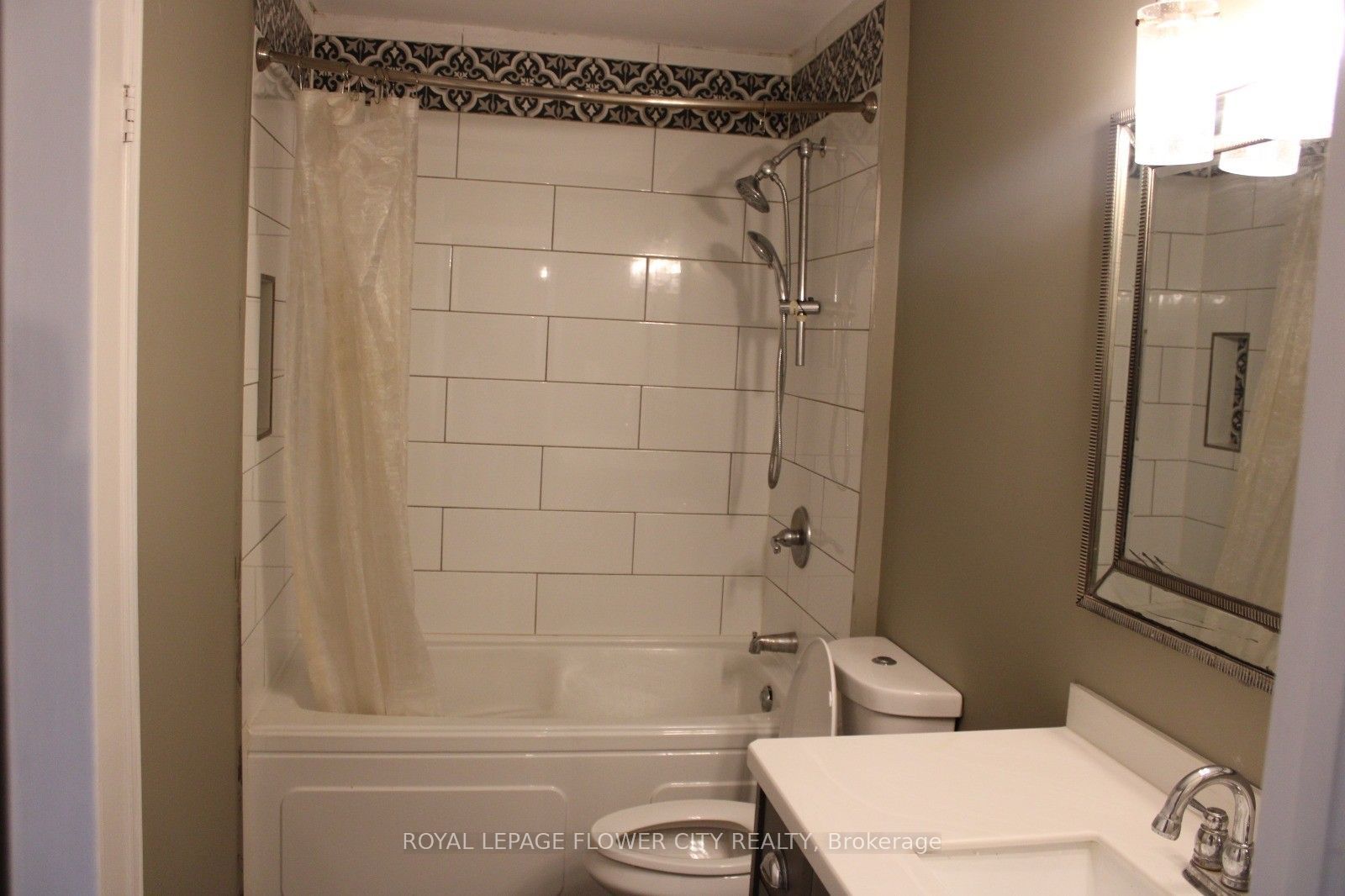 252 Simpson Crescent, London 5