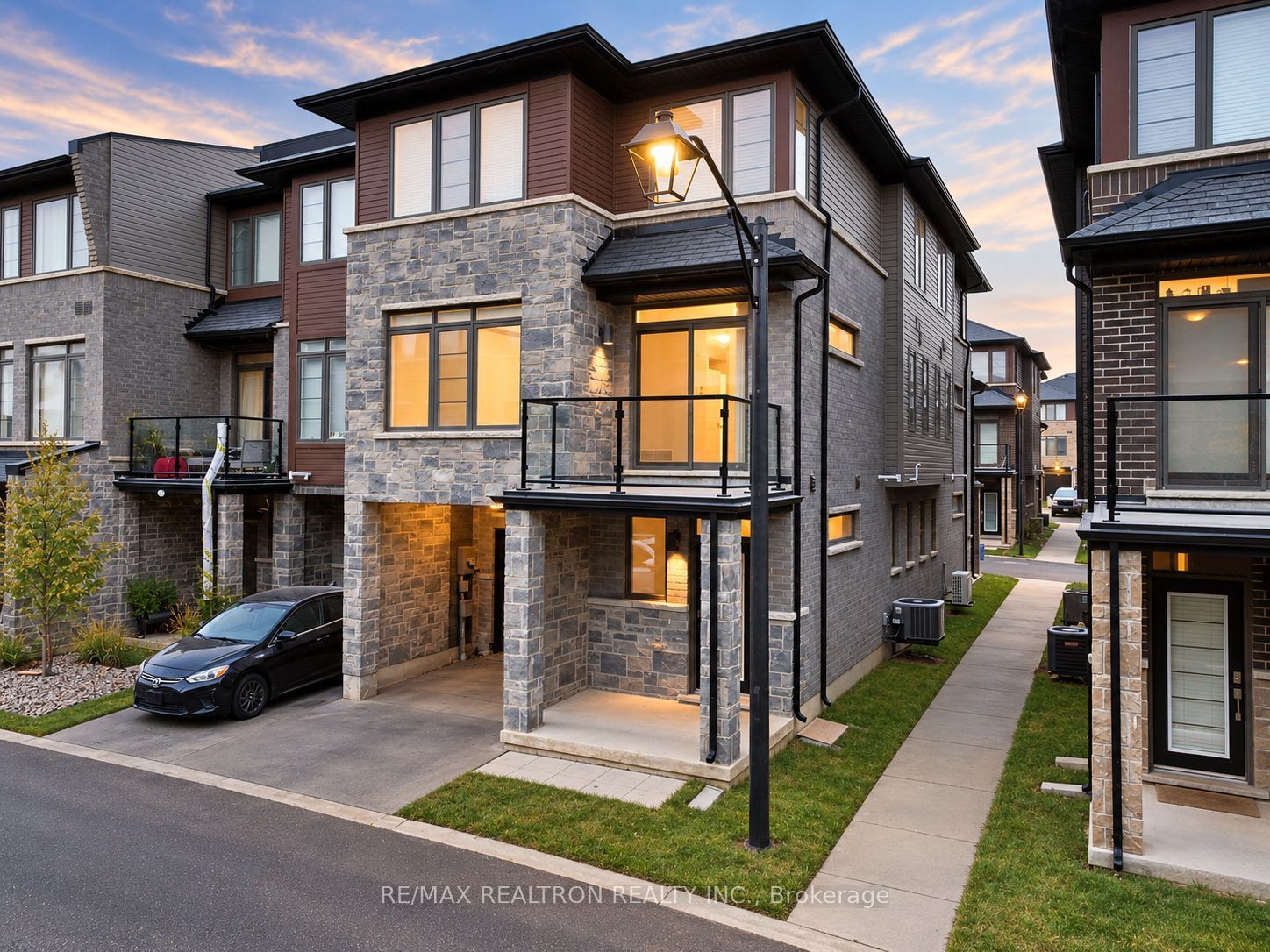 Unit 99 - 30 Times Square Boulevard, Stoney Creek 2
