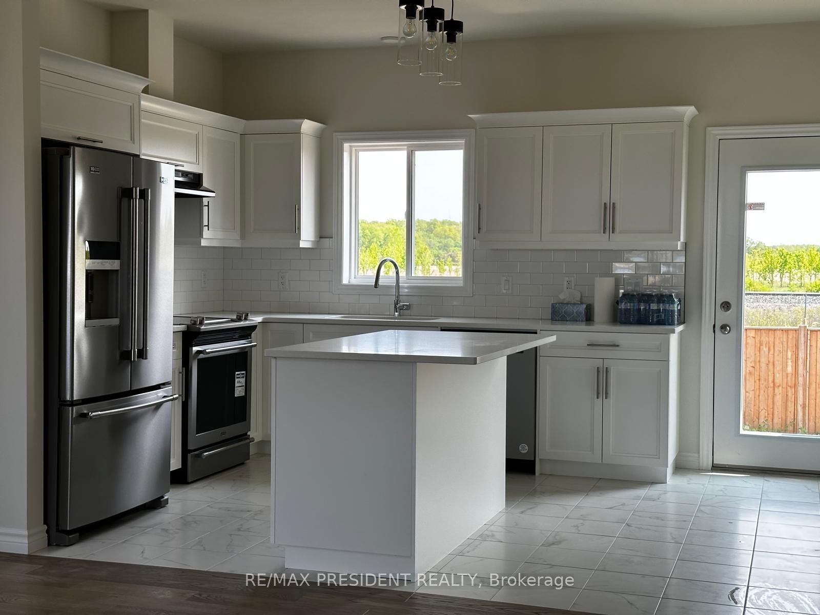 1075 Aspen Ridge Crescent, Lakeshore 2